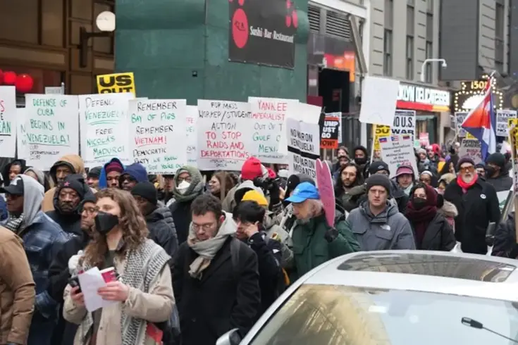 Venezuela saldırısı Trump'a pahalıya patladı! Kendi ülkesinde de binler yürüdü