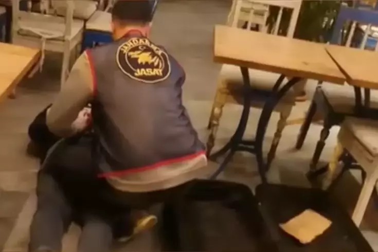 Eyüpsultan'da restorana operasyon; valizde değeri 7,5 milyon lira olan 50 silah bulundu