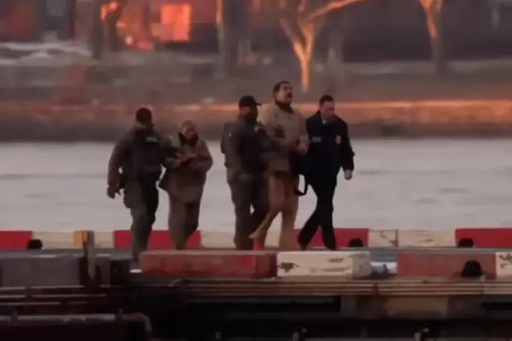 Maduro ve eşi, ABD mahkemesine götürüldü! İşte o anlar