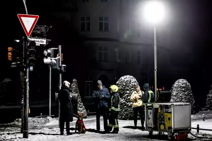 Berlin'de kriz derinleşiyor: Karanlığın 3. gününde binlerce kişi buz kesti