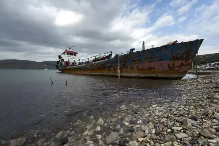 İzmir'de koyda kaçak sökümü yapılan hurda gemiye 2 milyon 850 bin lira para cezası