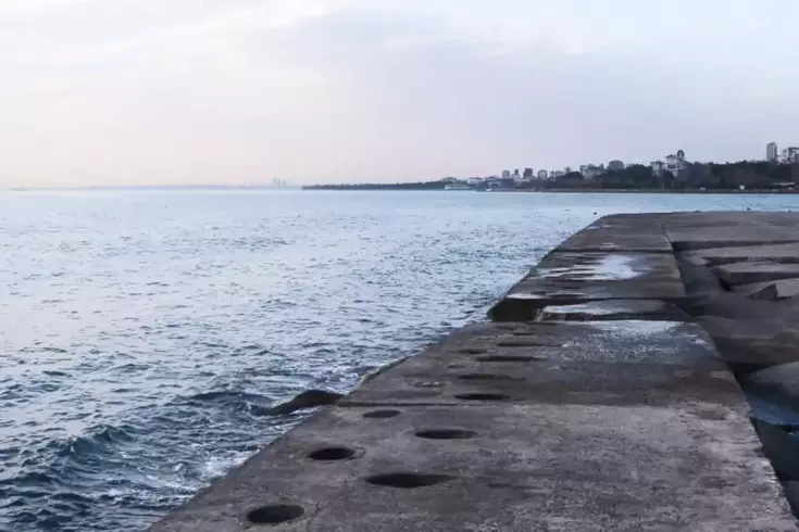 Korku filmi gibi! Lodos uyarısını hiçe sayan yüzücüleri dev dalgalar vurdu