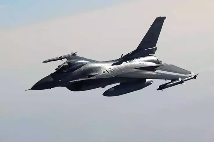 Tayvan'da F-16 savaş uçağı eğitim uçuşunda düştü