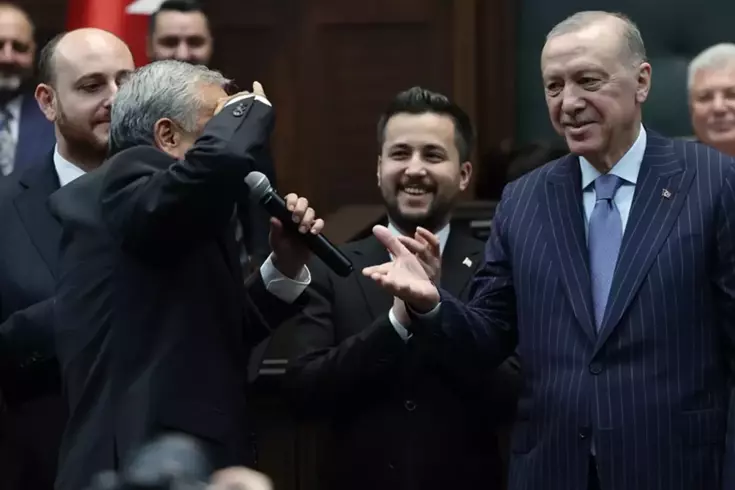 3 milletvekili AK Parti'ye katıldı! Rozet takılırken böyle selam verdi