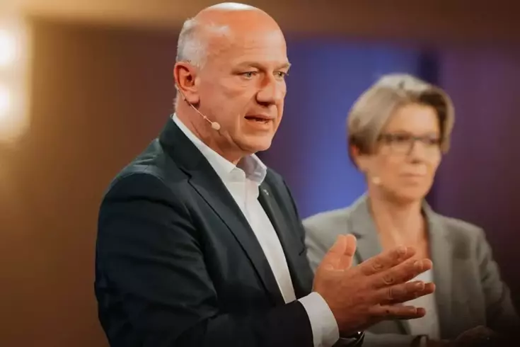 Berlin karanlığa gömülürken belediye başkanı tenis kortundaymış