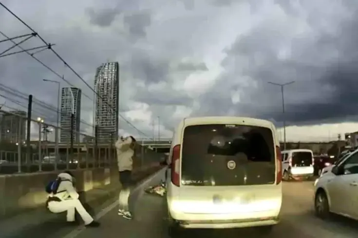 Motosiklete çarpan sürücünün yaptığı ilk hareket pes dedirtti