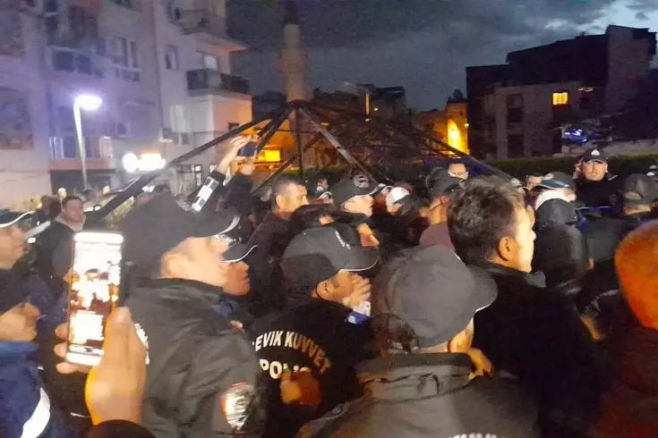 Tension rose between the teams of two municipalities, and the police intervened.