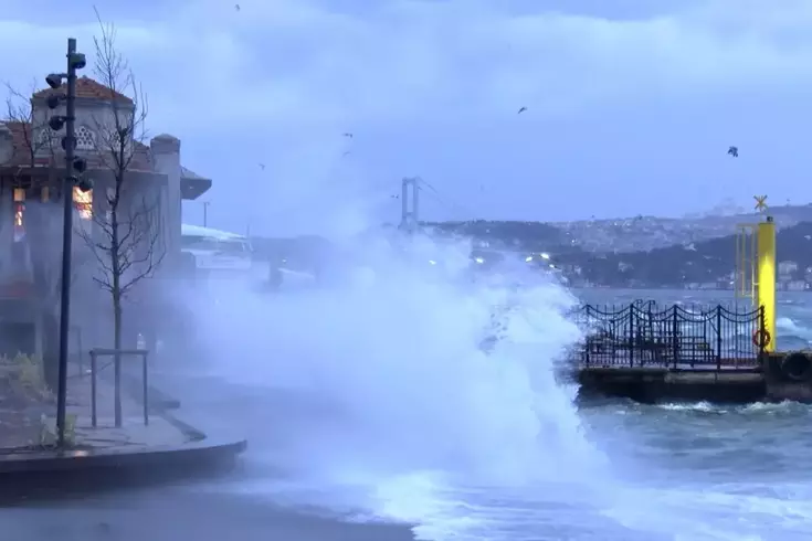İstanbul'da fırtına etkili oluyor; Beşiktaş'ta dev dalgalar oluştu