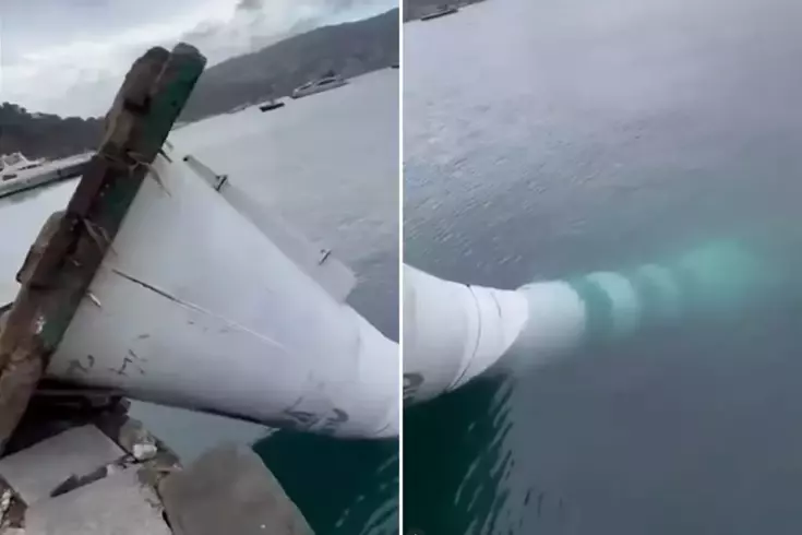 A severe storm in Istanbul knocked down the lighthouse.