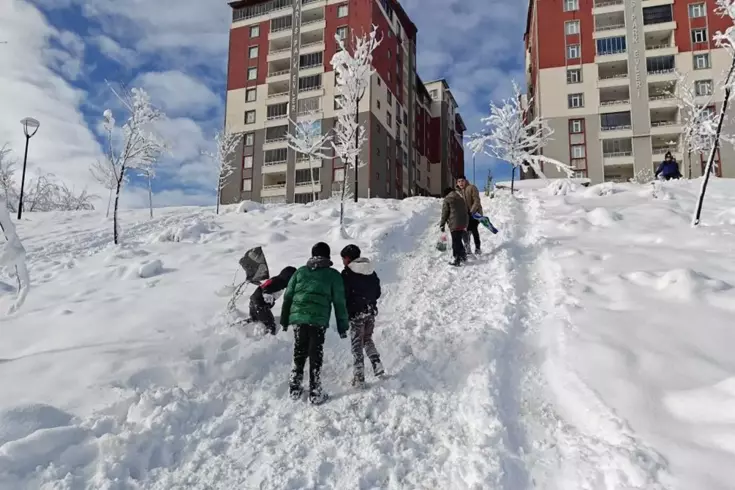 Eğitime kar ve fırtına molası: Birçok kentte okullar tatil edildi