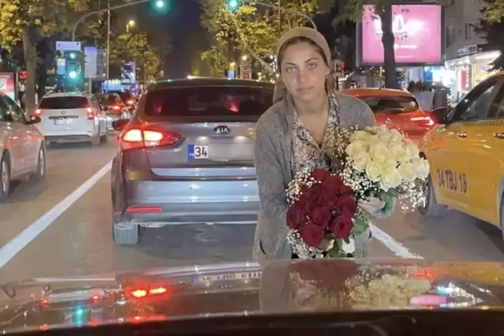 Herkes çiçek satan bu kızı konuşuyor