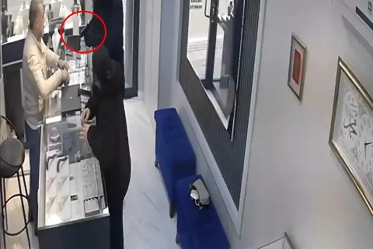 Silahla soymaya geldiği kuyumcu azarlayınca kaçtı; o anlar kamerada