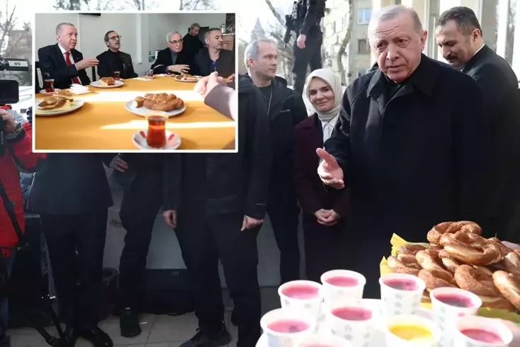 Cumhurbaşkanı Erdoğan'dan gazetecilere simit ikramı