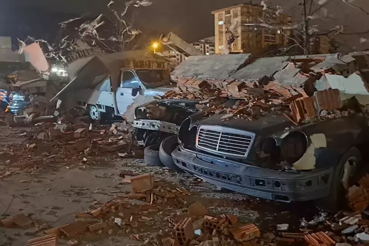 Bursa'da lodos duvarı devirdi, altında kalan 10 araç hasar gördü