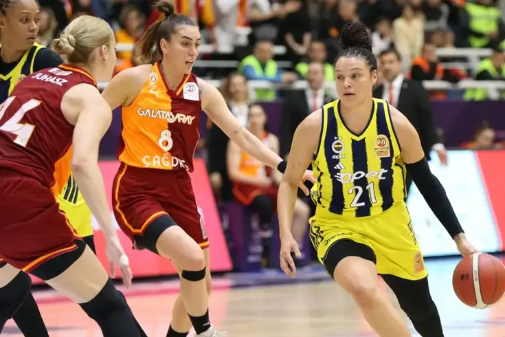 Женская команда Фенербахче, одержавшая победу над Галатасараем с большим отрывом, стала обладателем Кубка Турции.