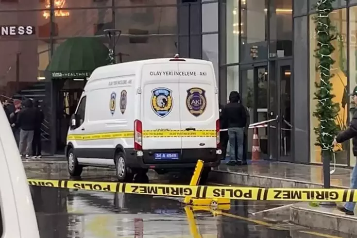 Zeytinburnu'nda korkutan anlar: Siteye bırakılan kargo paketi patladı