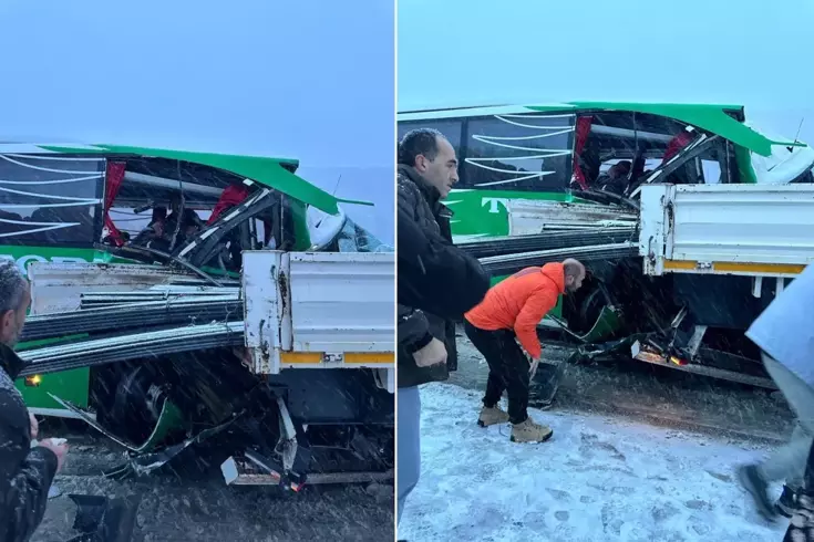 Kaygan yol kazaya neden oldu: Yolcu otobüsü demir yüklü tıra çarptı