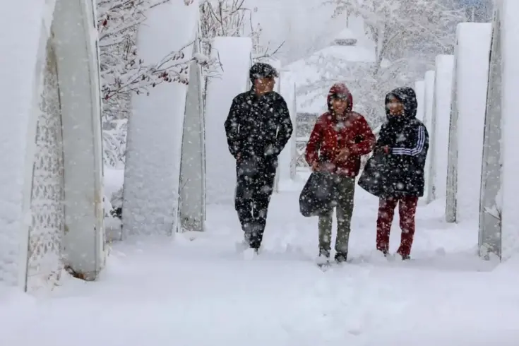 Yağışlı hava ülkeyi esir aldı! Çok sayıda kentte eğitime kar arası