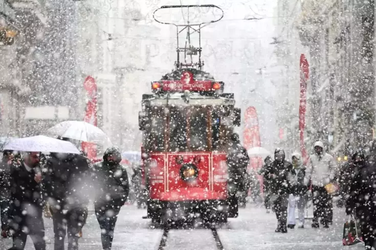 Valilik açıkladı! İstanbul'da kar yağışı etkisini sürdürmeye devam edecek