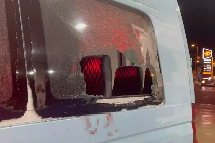 Alkolmetreyi üflememek için direndi, dolmuşun camını kafasıyla kırdı