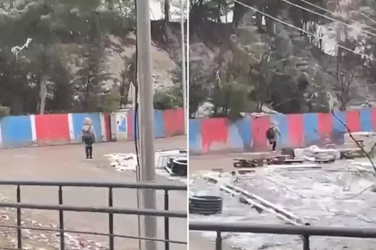 Kar yağarken İstiklal Marşı'na saygı duruşunda bulunan minik, gönülleri fethetti