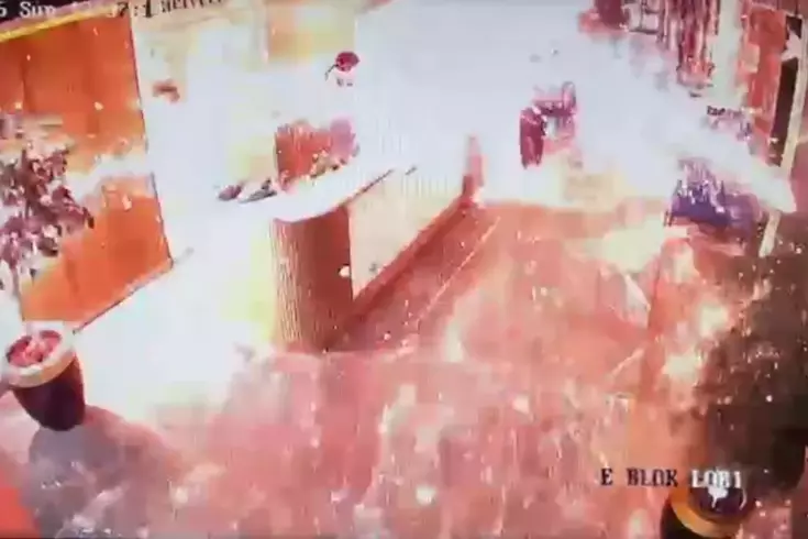 Lüks siteye getirilen kargo bomba gibi patladı, ortalık savaş alanına döndü