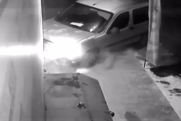 Direksiyon başında kalp krizi geçirip kaza yapan sürücü öldü; o anlar kamerada