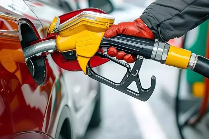 Benzine gece yarısı 1 lira 61 kuruşluk zam