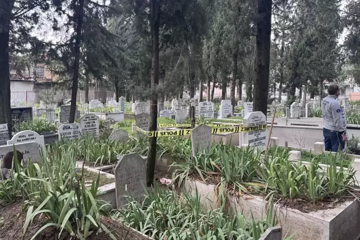 Kimseye haber verilmeden gömüldü, mezarlık görevlisi fark etti