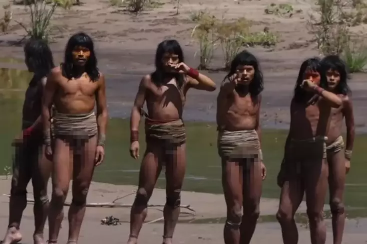 Dünyayla teması olmayan kabile ilk kez bu kadar yakından görüntülendi