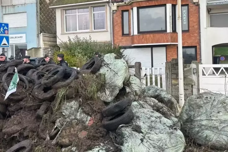 Fransız çiftçilerden sert protesto: Bu kez Macron'un evinin önü hedefte