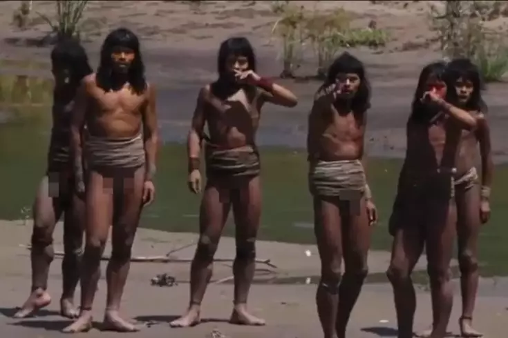 İlk kez kamera gören izole kabile üyelerinden ilginç tepkiler