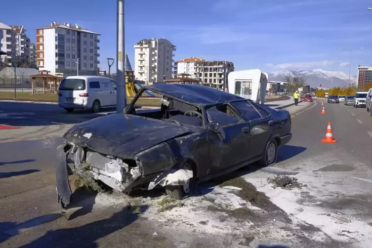 Telefonla uğraşırken takla atan otomobilden yara almadan kurtuldu