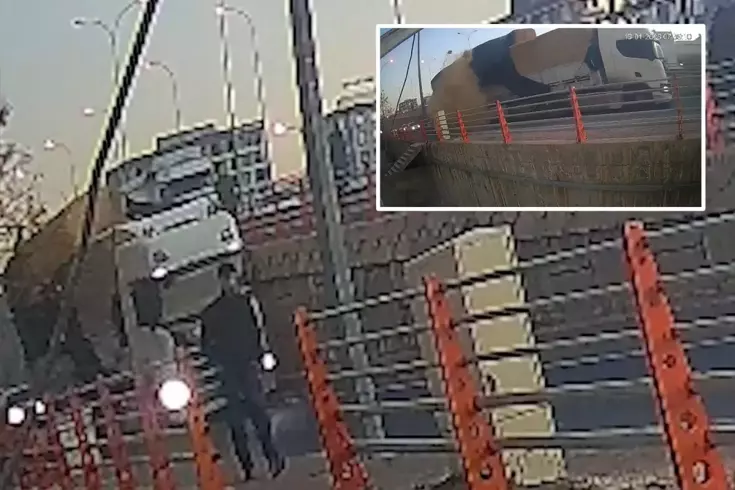 TIR'dan düşen saman balyalarının altında kalmaktan son anda kurtuldu