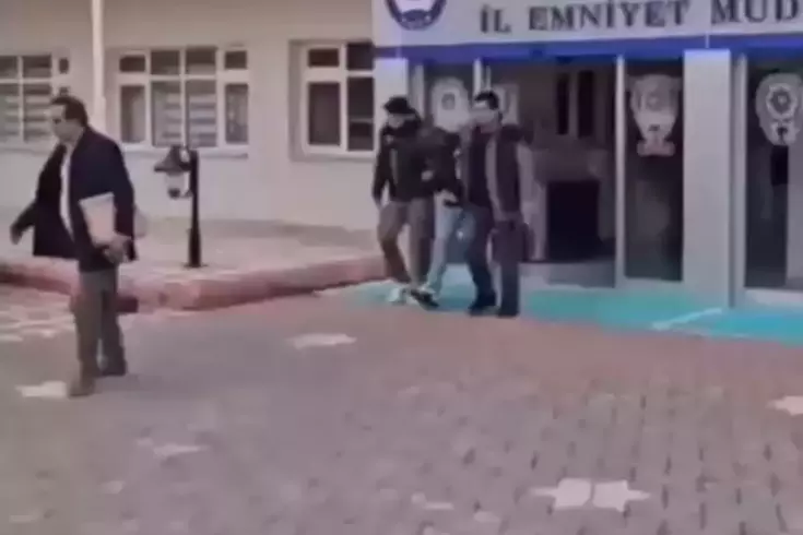 Bu bir çocuk! Zengin olma vaadine kandı, babasının başını yaktı