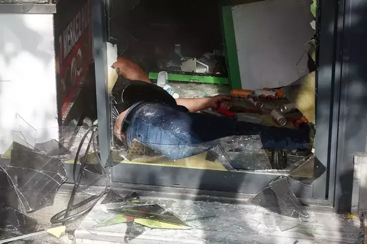 Ortağına sinirlendi, elinde satırla kendini kilitlediği dükkanı ateşe verdi