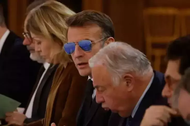 Macron'dan şaşırtan görüntü: Toplantıya güneş gözlüğü ile katıldı