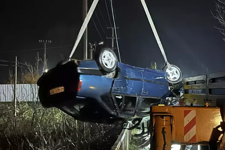 Baba ve oğlu çaya düşen otomobilde hayatını kaybetti