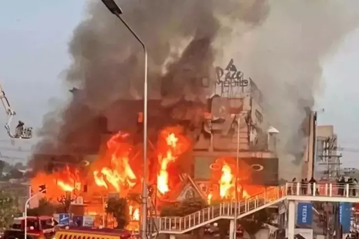 Pakistan'da bir alışveriş merkezinde çıkan yangında 6 kişi hayatını kaybetti