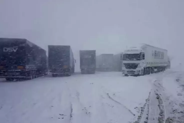 Yoğun kar yağışı! 3 ilin birbiriyle bağlantısı kesildi