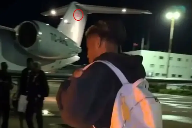 Türk bayrağına dikkat! Uçağa binerken fotoğraf paylaştı, Galatasaray taraftarını heyecan sardı