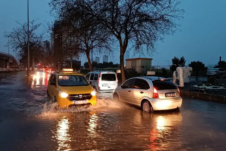 İzmir'de sağanak etkili oldu