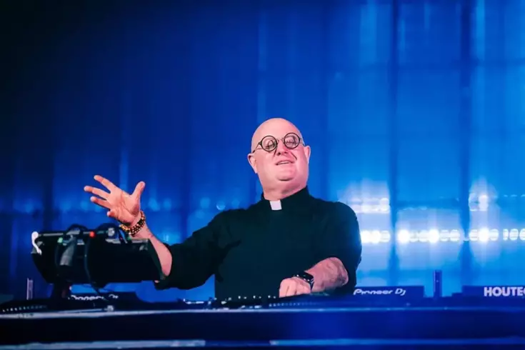 Portekizli rahipten DJ'liğe sıra dışı geçiş: Sosyal medyanın yeni ikonu