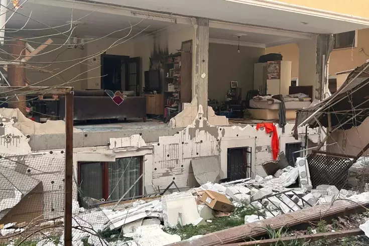 Bomba değil doğal gaz patladı, sokak savaş alanına döndü: 1 yaralı