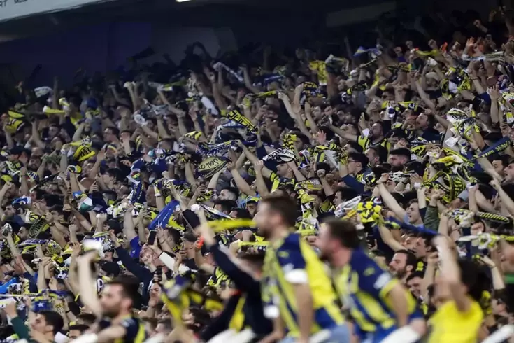 Tepkilere dayanamadı! Yıldız futbolcunun eşinden Fenerbahçe taraftarlarına yanıt