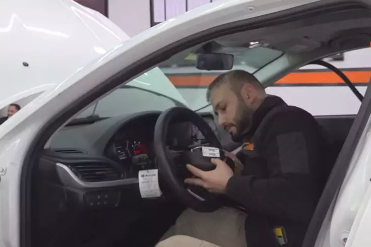 Aracını satmak isterken alıcıya cebinden para verdi! Eksperde dünyası başına yıkıldı