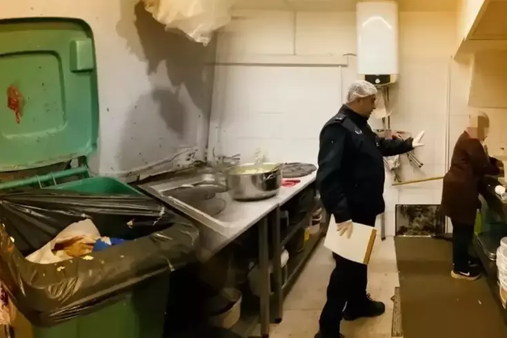 Zabıta denetimi esnasında mutfak tezgahında yıkanan paspas mide bulandırdı