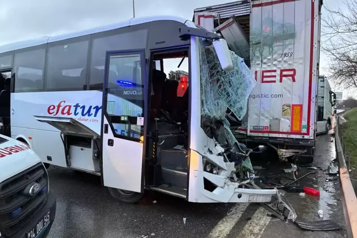 Kurtköy'de midibüs park halindeki TIR'a çarptı; 13 yaralı