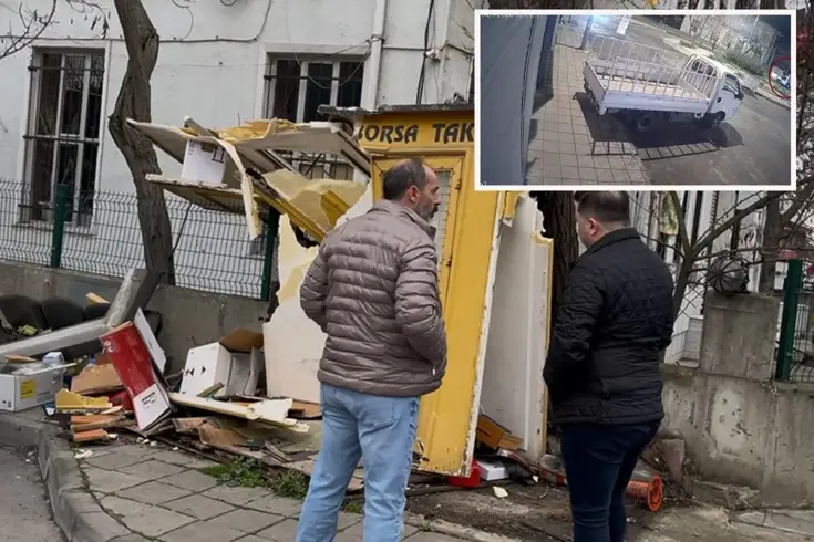 Tekirdağ'da kamyonet taksi durağına daldı, olay yerini terk etti: O anlar kamerada