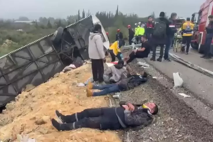 A passenger bus rolled over into a ditch in Antalya! There are many dead and injured.